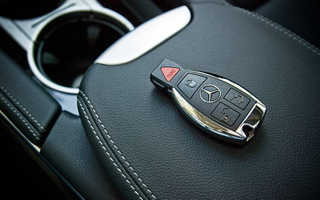 Illustration for article titled WTF is wrong with the Infiniti QX30's Key Fob?